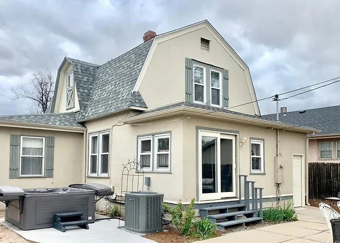 Garden City House With Hot Tub