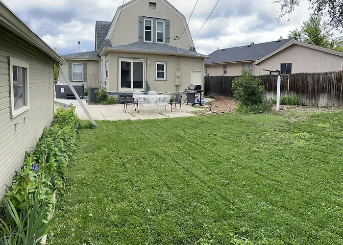 Garden City House With Hot Tub